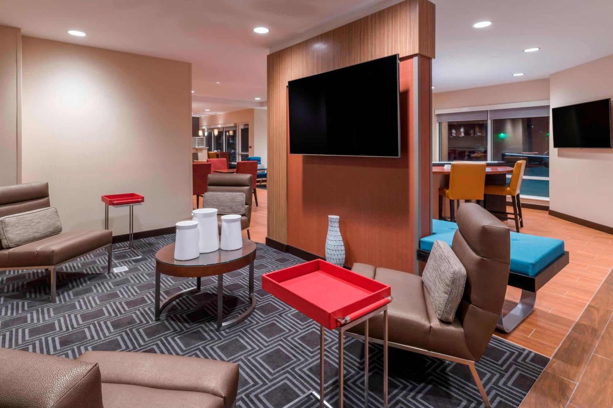 Towneplace Suites By Marriott Hays Buitenkant foto