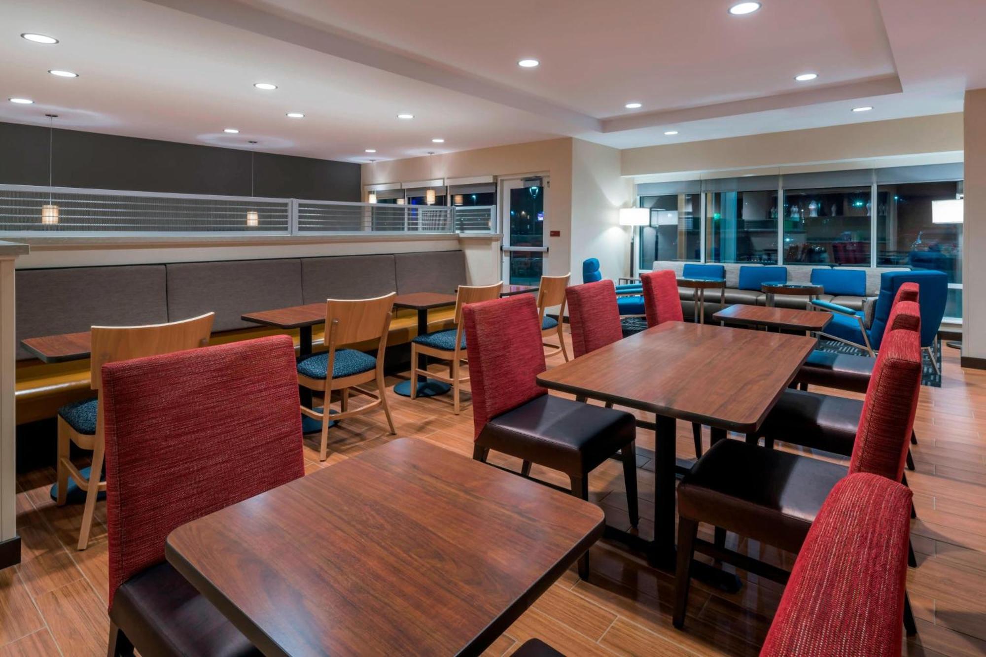 Towneplace Suites By Marriott Hays Buitenkant foto