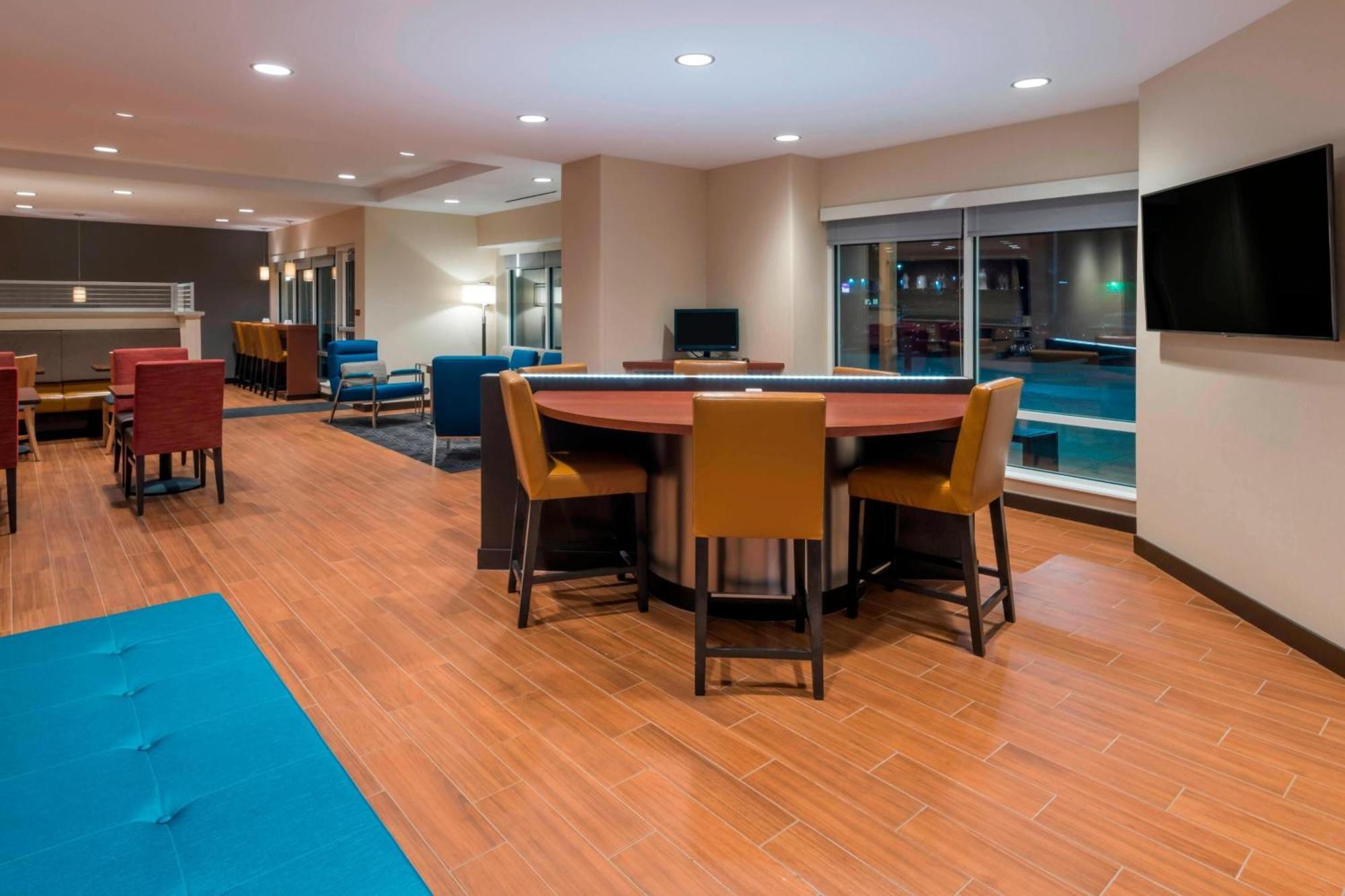 Towneplace Suites By Marriott Hays Buitenkant foto